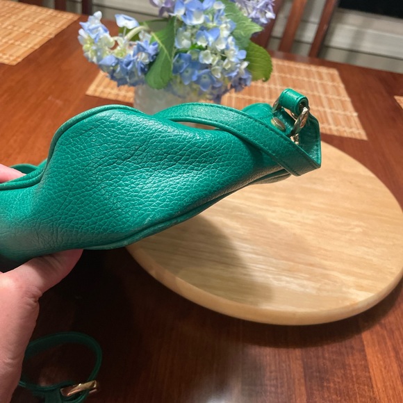 Liz Claiborne Crossbody or shoulder purse Adds a Great pop of green. Gold metal. - Picture 10 of 17